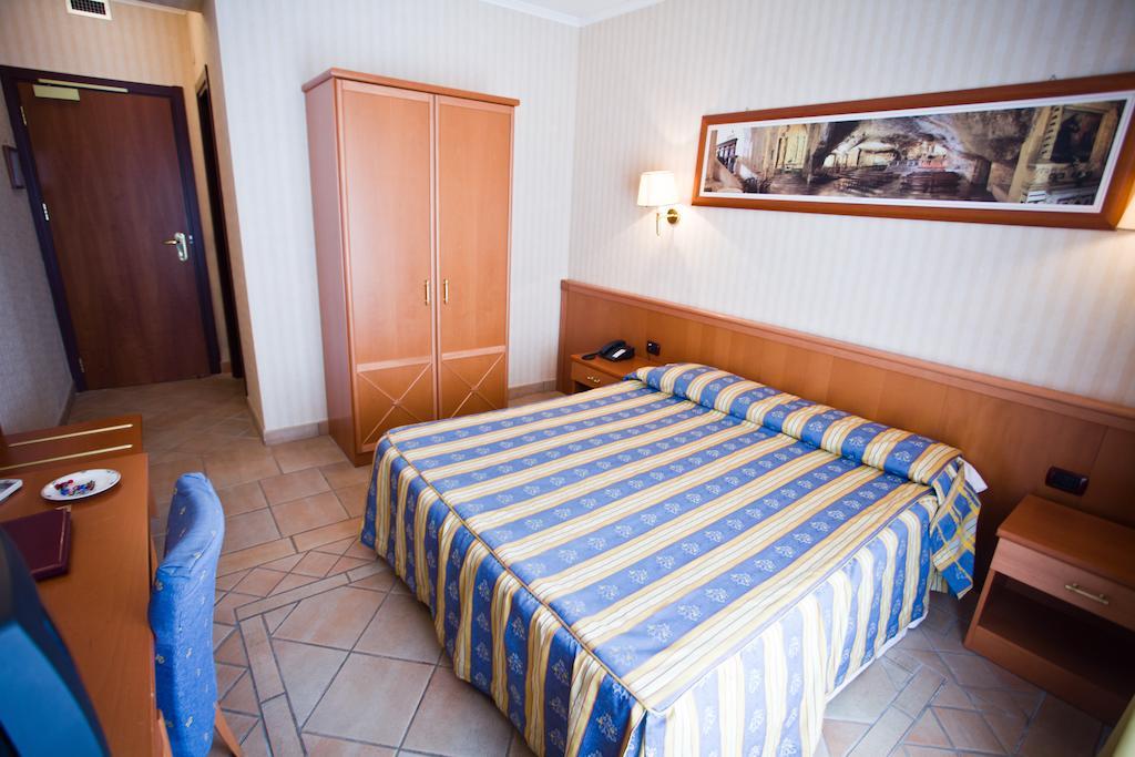 Palace Hotel San Michele Monte SantʼAngelo Стая снимка